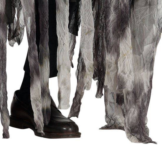 Detail van de gerafelde zoom van de spookponcho die over zwarte schoenen valt.