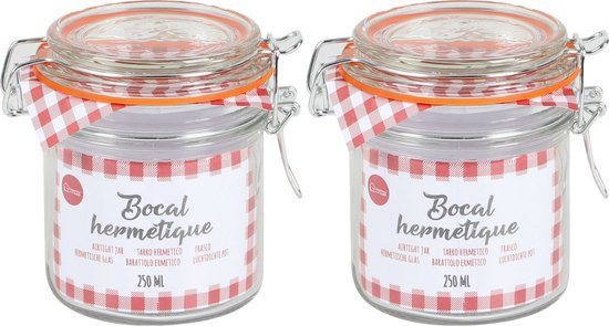 Deux bocaux en verre de 250 ml avec joint en caoutchouc orange et détail en tissu à carreaux rouge et blanc.