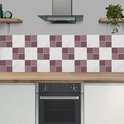 Crédence de cuisine avec un motif damier de carreaux lilas, violets et aspect marbre.