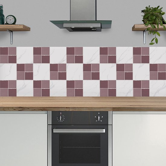 Crédence de cuisine avec un motif damier de carreaux lilas, violets et aspect marbre.