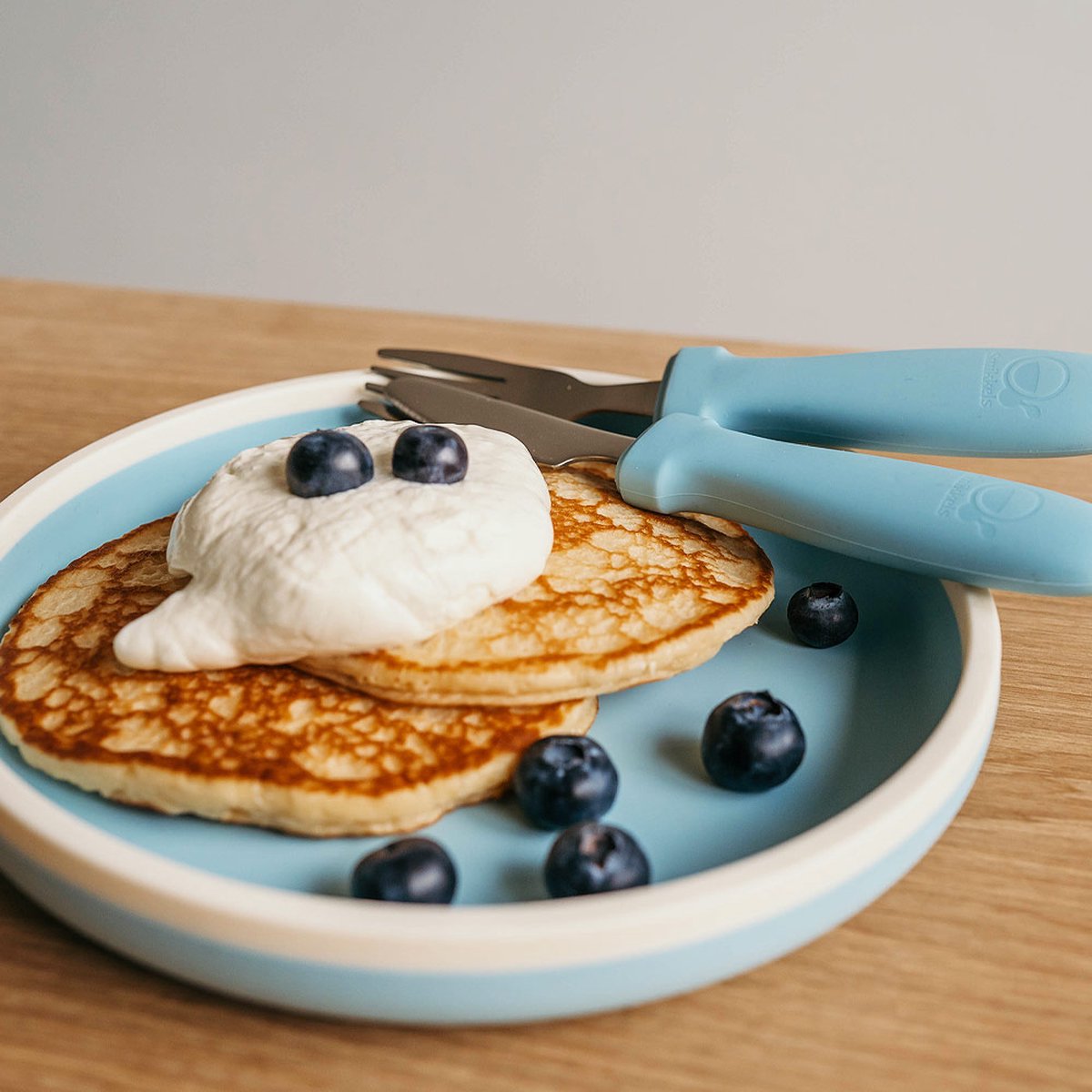 Smikkels - Siliconen bordje met mes en vork - Veilig Kinderservies - kinderbordje - kinderbestek - Duurzaam - Kleuter - Peuter - Blauw