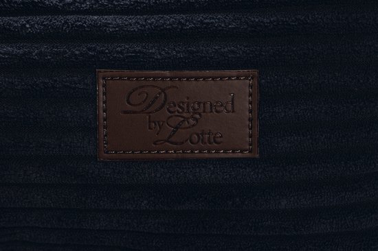 Bruin leren label 'Designed by Lotte' op antraciethouten stof met ribbels