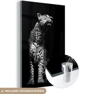 MuchoWow® Glasschilderij 40x60 cm - Schilderij acrylglas - Portret van een luipaard tegen een donkere achtergrond - zwart wit - Foto op glas - Schilderijen