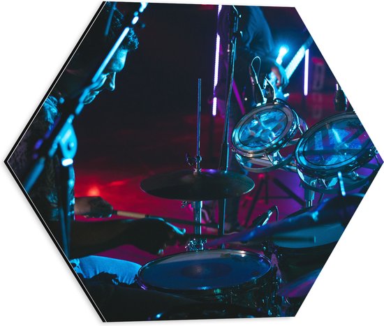 Dibond Hexagon - Drummer op het Podium bij Paarse Lampen - 40x34.8 cm Foto op Hexagon (Met Ophangsysteem)