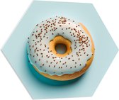 PVC Schuimplaat Hexagon - Donut met Lichtblauw Glazuur tegen Lichtblauwe Achtergrond - 70x60.9 cm Foto op Hexagon (Met Ophangsysteem)
