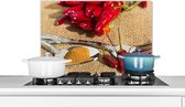 Spatscherm keuken 60x40 cm - Kookplaat achterwand Spaanse peper met cayennepeper op een lepel - Muurbeschermer - Spatwand fornuis - Hoogwaardig aluminium