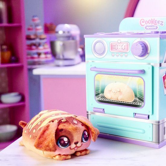 Turkooise en paarse speelgoedoven met een pluche hondje met strepen. De oven heeft een pluche brood in de deur.