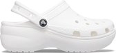 Witte Crocs Classic Platform Clog voor dames, zijaanzicht, met verhoogde zool.