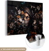 Glasschilderij vrouw - Bloemen - Vlinder - Hoofddoek - Portret - Kamer decoratie - Foto op glas - 160x120 cm - Schilderij botanisch - Wanddecoratie glas - Woonkamer - Muurdecoratie