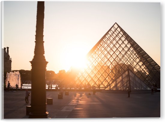 Acrylglas - Zonnestralen over het Plein van het Louvre in Parijs - 40x30 cm Foto op Acrylglas (Met Ophangsysteem)