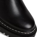 Close-up van de neus van zwarte Tamaris chelseaboots met dikke, witte stiksels.
