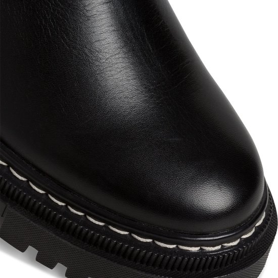 Close-up van de neus van zwarte Tamaris chelseaboots met dikke, witte stiksels.