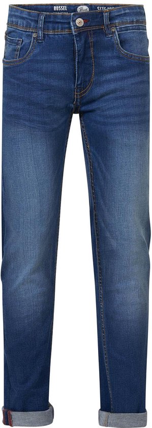 Blauwe jeans met een lichte wassing, omgeslagen broekspijpen met rode accenten en gele stiksels.