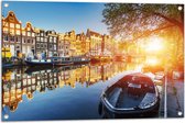 Tuinposter – Zonnestralen over de Grachten van Amsterdam Vol met Boten - 90x60 cm Foto op Tuinposter (wanddecoratie voor buiten en binnen)