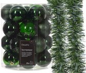 Kerstversiering kunststof kerstballen 25x -6cm- met 2x kerstslingers -donkergroen