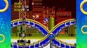 Sonic en Tails rennen op een blauw en geel metalen platform met oranje gebouwen op de achtergrond.