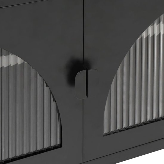 Gros plan des portes noires avec panneaux de verre incurvés, effet rayé.