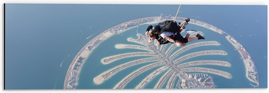 Dibond - Parachutespringer boven de Palm van Dubai - 60x20 cm Foto op Aluminium (Met Ophangsysteem)