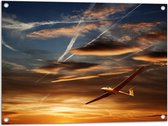 Tuinposter – Wit Zweefvliegtuig Vliegend tijdens Zonsondergang - 80x60 cm Foto op Tuinposter (wanddecoratie voor buiten en binnen)