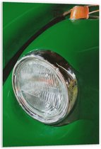 PVC Schuimplaat - Close-up van Ouderwetse Koplamp op Groenkleurige Auto - 60x90 cm Foto op PVC Schuimplaat (Met Ophangsysteem)