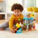 Kind rijdt met de oranje kiepwagen op de Fisher-Price bouwplaats-speelset.
