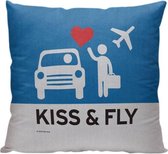 Kiss and Fly - Sierkussen - 40 x 40 cm - Op het vliegveld - Reizen / Vakantie - Reisliefhebbers - Reizigers - Voor op de bank/bed