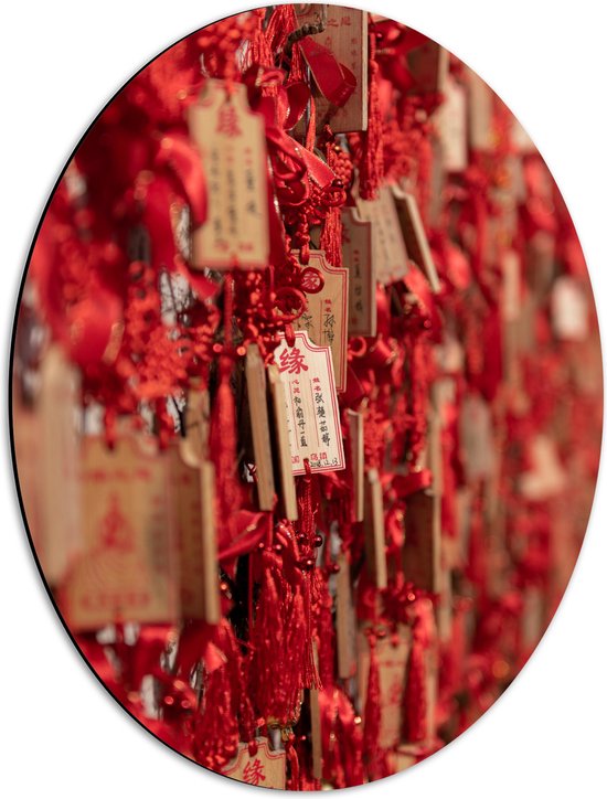 Dibond Ovaal - Rode Sleutelhangers met Chinese Tekens aan een Muur - 42x56 cm Foto op Ovaal (Met Ophangsysteem)