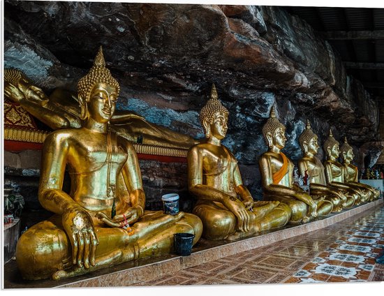 PVC Schuimplaat - Rijen Gouden Boeddha's in Wat Tham Khuha Sawan Tempel in Thailand - 80x60 cm Foto op PVC Schuimplaat (Met Ophangsysteem)