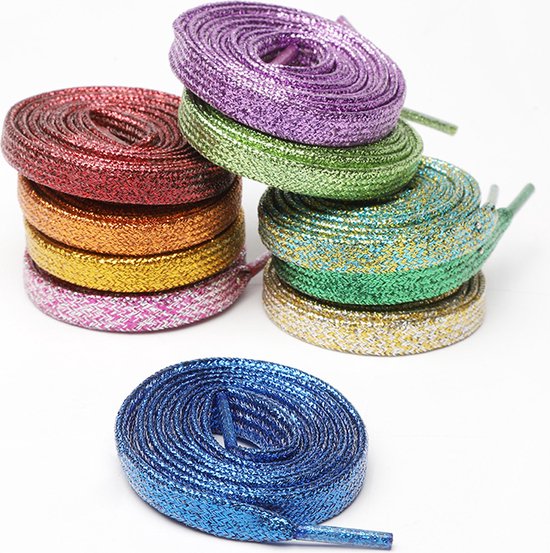 Stapel gekleurde glitterveters, waaronder rood, oranje, geel, groen, blauw en paars.
