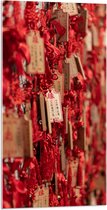 Acrylglas - Rode Sleutelhangers met Chinese Tekens aan een Muur - 50x100 cm Foto op Acrylglas (Met Ophangsysteem)