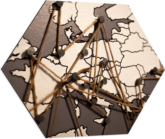 Dibond Hexagon - Kaart van Europa met Spijkers en Touwen - 70x60.9 cm Foto op Hexagon (Met Ophangsysteem)