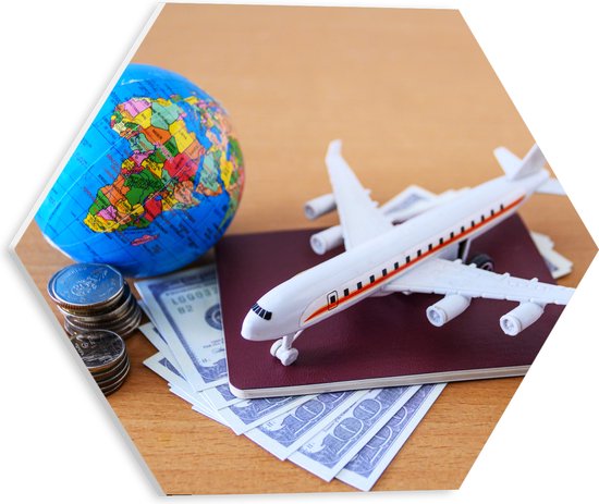 PVC Schuimplaat Hexagon - Wereldbol met Miniatuur Vliegtuig, Paspoort en Buitenlandse Valuta - 30x26.1 cm Foto op Hexagon (Met Ophangsysteem)
