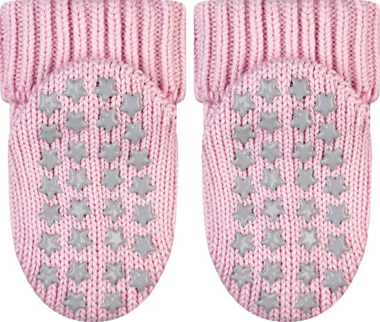 Paar roze gebreide babysokjes met grijze sterren op de zolen.