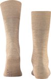 Deux chaussettes Falke Airport beiges, de couleur unie avec une texture chinée et un revers côtelé.