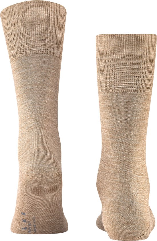 Deux chaussettes Falke Airport beiges, de couleur unie avec une texture chinée et un revers côtelé.
