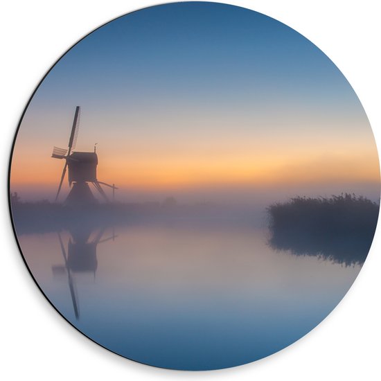 Dibond Muurcirkel - Mist Hangend boven het Water bij Windmolen - 30x30 cm Foto op Aluminium Muurcirkel (met ophangsysteem)