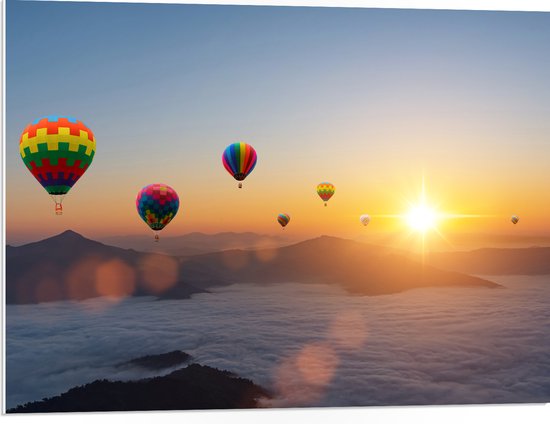 PVC Schuimplaat - Luchtballonnen Zwevend bij Bergtoppen boven het Wolkendek - 80x60 cm Foto op PVC Schuimplaat (Met Ophangsysteem)