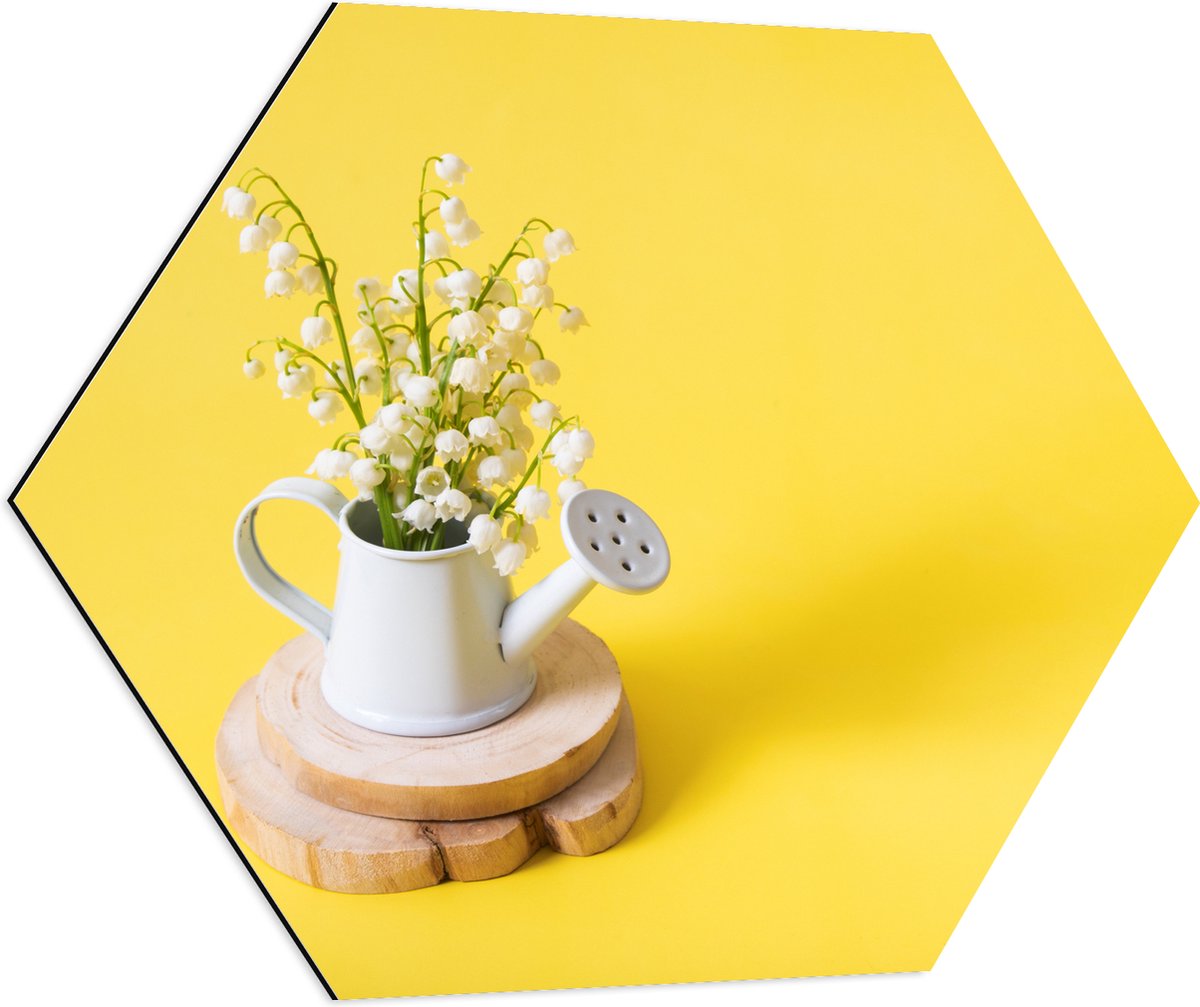 Dibond Hexagon - Boeket in Gieter met Gele Achtergrond - 80x69.6 cm Foto op Hexagon (Met O