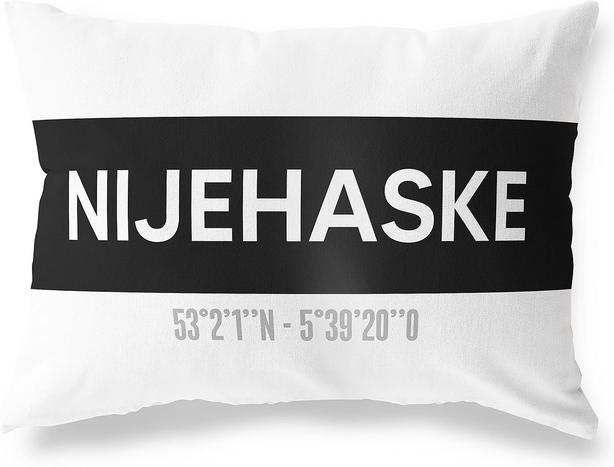 Tuinkussen NIJEHASKE - FRIESLAND met coördinaten - Buitenkussen - Bootkussen - Weerbestendig - Jouw Plaats - Studio216 - Modern - Zwart-Wit - 50x30cm