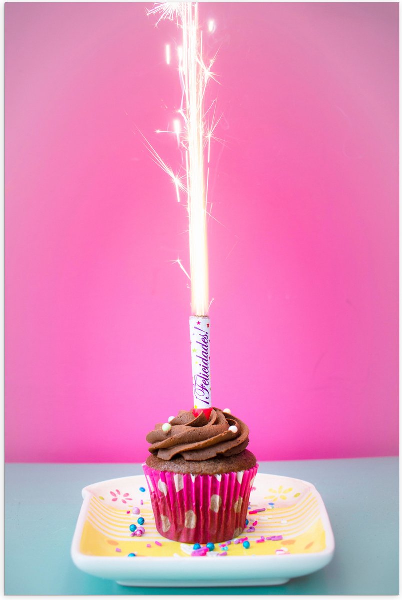 Poster (Mat) - Verjaardagscupcake met Chocolade Topping en Fontein - 80x120 cm Foto op Pos
