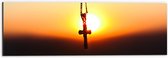 Dibond - Kerkelijk Kruis Hangend aan Ketting tegen Fel Zonlicht - 60x20 cm Foto op Aluminium (Wanddecoratie van metaal)