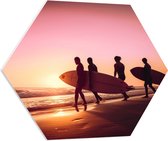 PVC Schuimplaat Hexagon - Groep Surfers op Weg naar de Zee tijdens Zonsondergang - 70x60.9 cm Foto op Hexagon (Met Ophangsysteem)
