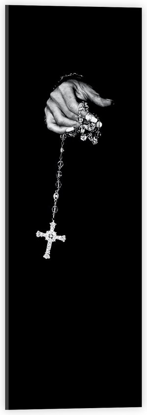 Acrylglas - Kruis aan Zilveren Ketting in Hand tegen Zwarte Achtergrond - 20x60 cm Foto op Acrylglas (Met Ophangsysteem)