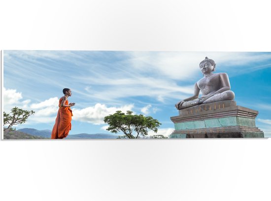 PVC Schuimplaat - Jonge Monnik bij Grote Boeddha onder Sluierbewolking - 60x20 cm Foto op PVC Schuimplaat (Met Ophangsysteem)