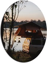 Dibond Ovaal - Water - Meer - Auto - Tent - Lampjes - Bomen - Gras - Natuur - 51x68 cm Foto op Ovaal (Met Ophangsysteem)