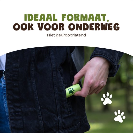Hand pakt een rol groen poepzakje met pootafdrukken uit de zak van een zwarte spijkerjas. Ideaal formaat voor onderweg.