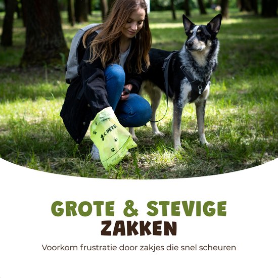 Een vrouw met een hond in een park. Ze bukt om een groen poepzakje met pootafdrukken op te pakken.