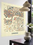 Un intérieur avec une grande décoration murale représentant une carte de la ville de Londres en bleu, orange et rouge sur fond crème.