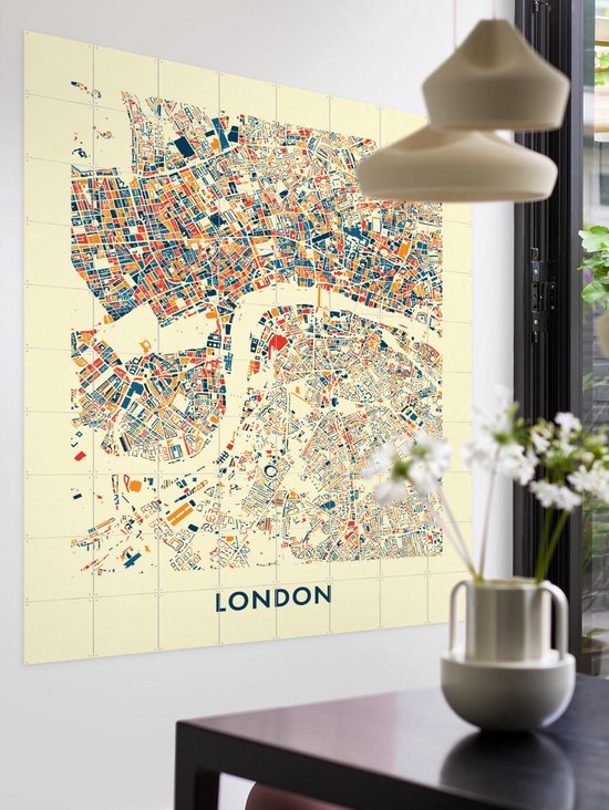Un intérieur avec une grande décoration murale représentant une carte de la ville de Londres en bleu, orange et rouge sur fond crème.