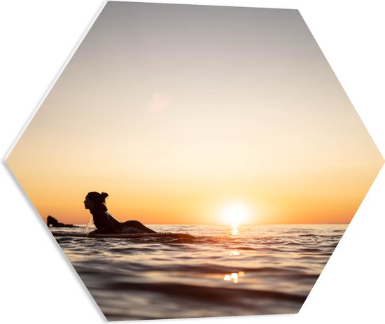 PVC Schuimplaat Hexagon - Zee - Zonsondergang - Surfplank - Surfers - Hobby - 60x52.2 cm Foto op Hexagon (Met Ophangsysteem)